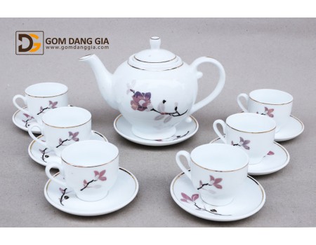 Bộ ấm trà quà tặng, dáng camellia chỉ vàng kim vẽ hoa. Bộ ấm trà quà tặng, dáng camellia chỉ vàng kim vẽ hoa.